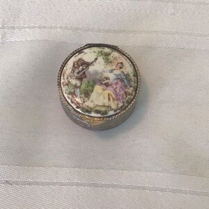 Vintage round pictorial pill/trinket box made box made in Italy used good cond.